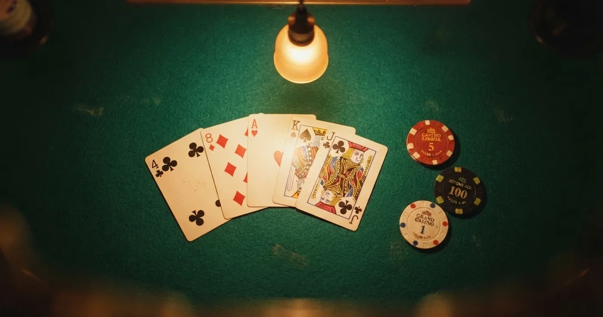 Mesa de jogo iluminada com cartas, vista de cima — jogos de casino grátis pt